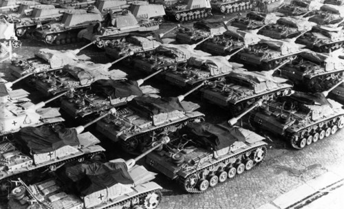 StuG III Ausführung ("version" ou "Ausf.) attendent la livraison
Juin 1944
Fotograf: Hanns