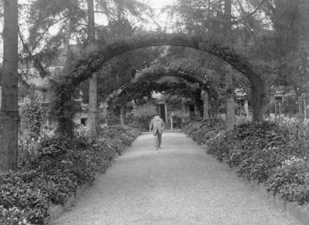 *14.02.1840-06.12.1926+
Bildender Knstler, Maler, Frankreich

in seinem Garten in Giverny bei