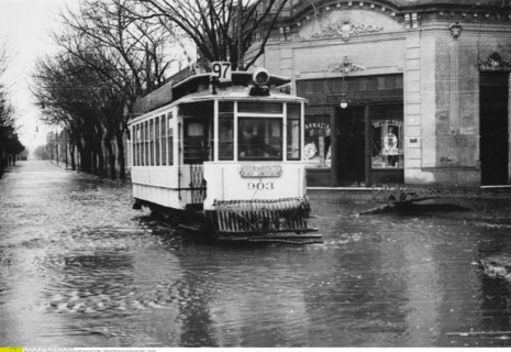 Argentinien, Buenos Aires - Straáenbahn auf einer berschwemmten Straáe