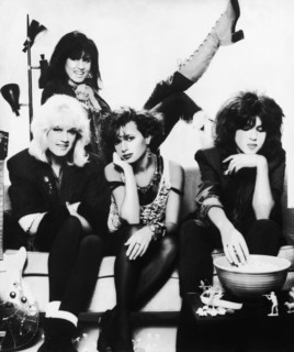 Die US-amerikanische Frauenband "Bangles" (untere Reihe v.l.n.r.): Schlagzeugerin Debbi Peterson,