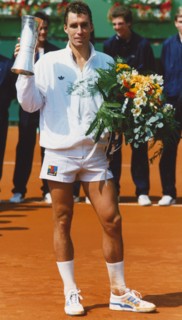 Der tschechoslowakische Tennisprofi Ivan Lendl mit dem Pokal der Offenen Deutschen Meisterschaften