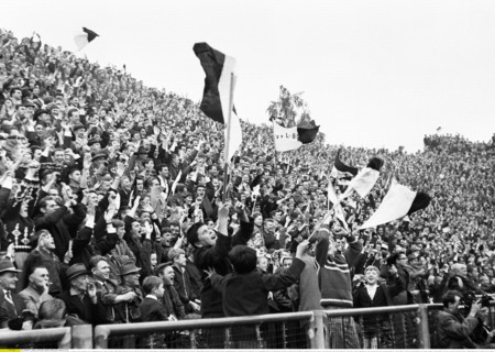 Fankulisse im Boekelbergstadion Moenchengladbach beim Spiel Borussia Moenchengladbach gegen SSV Reutlingen, Regionalliga 1964/1965, Aufstiegsspiel zur Bundesliga, Saison 1965/1966
