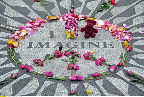 New York City: geschmueckte Gedenkstaette fuer John Lennon