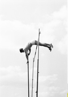 Sechziger Jahre, Sport, Leichtathletik, Sportfest 1965 in Gelsenkirchen-Buer, Stabhochsprung, Maenner, Gelsenkirchen-Buer, Ruhrgebiet, Nordrhein-Westfalen
