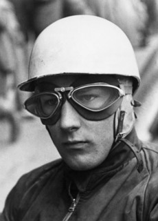 Moss, Stirling *17.09.1929-
Autorennfahrer, GB

- Portrait mit Helm

- 1959

Foto: Heinrich
