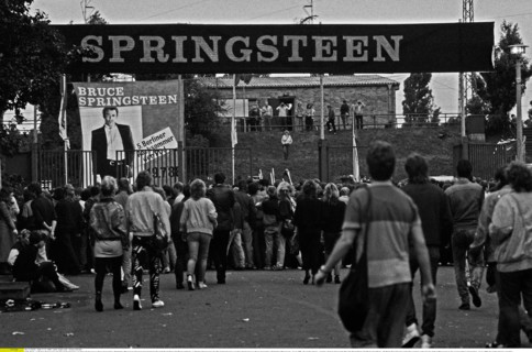 DDR, Berlin - 5. Berliner Rocksommer der FDJ; Einlassbereich zum Open-Air Konzert von Bruce Springsteen, Radstadion Weissensee