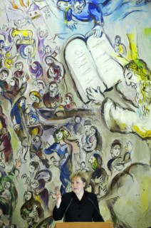 Angela Merkel devant une peinture de Chagall