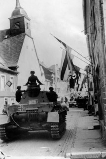 Tanks allemands entrant à Eupen-Malmedy en Belgique