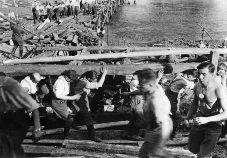 Ingénieurs militaires construisant un pont près de Bouillon dans les Ardennes