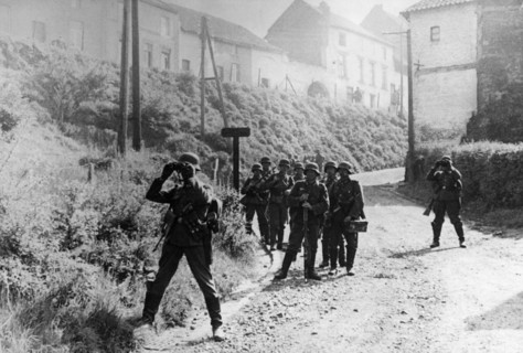 Division d'infanterie allemande en poste d'observation dans une ville belge