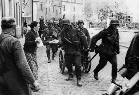 Troupes allemandes entrant à Eupen-Malmedy en Belgique