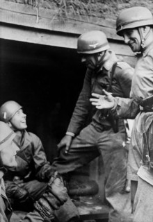 Parachutistes allemands défendant la ville de Rotterdam qu'ils viennent d'occuper
