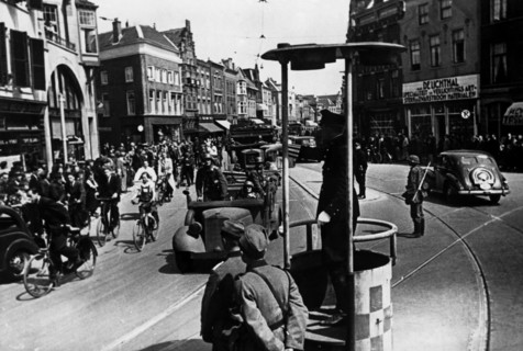 Occupation des Pays-Bas : soldats allemands passant dans les rues d'Utrecht