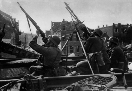 Invasion des Pays-Bas : soldats allemands visant des avions ennemis