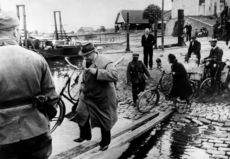 Invasion des Pays-Bas : civils hollandais traversant un pont de fortune