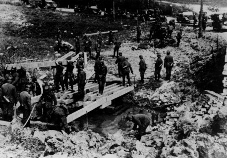 Invasion des Pays-Bas : Soldats allemands construisant un pont