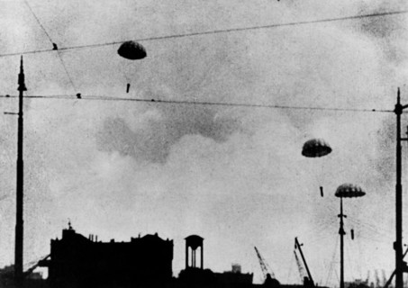 Invasion des Pays-Bas : parachutage de vivres pour les troupes allemandes