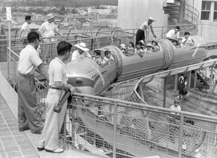 Japan, Hiroshima - Kinderspielplatz auf dem Dach eines neuen Warenhauses