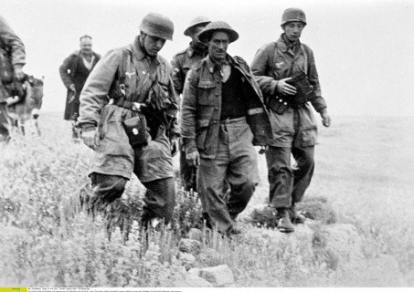Deutsche Fallschirmj„ger mit gefangenen Engl„ndern bei Korinth, 1941