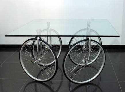 Glastisch auf Fahrradraedern von Designer Gae Aulenti