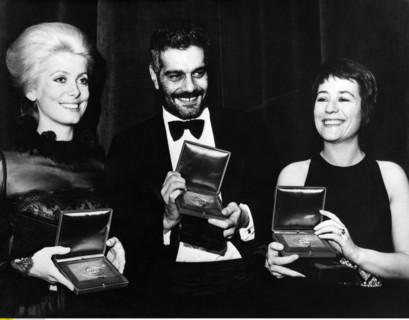 Deneuve, Catherine - Schauspielerin, mit Omar Sharif und  Annie Giradot (r.)
