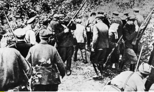 WK II Russlandfeldzug - Waffenausgabe i.e. Partisanenlager