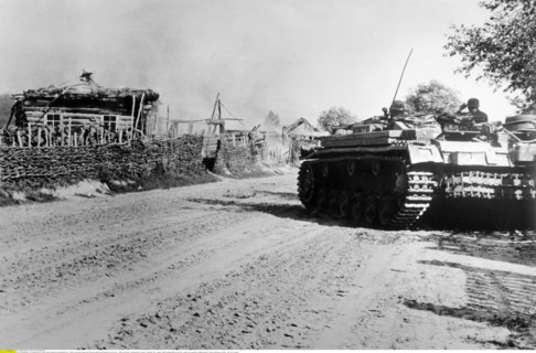 WK II Russlandfeldzug - dt. Sturmgeschuetz im Gefecht