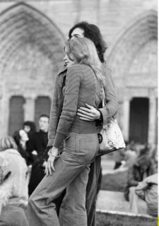 Couple des années 70 devant Notre-Dame de Paris