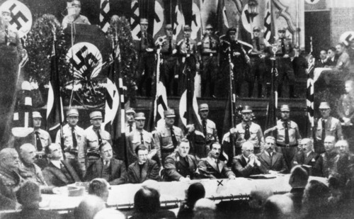 Réunion organisée à Leipzig pour marquer "le ralliement des professeurs des universités et des écoles supérieures d’Allemagne à Adolf Hitler et à l’État national-socialiste", le 11 novembre 1933.