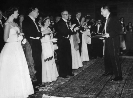 Albert Camus recevant le Prix Nobel 1957 des mains du roi Gustave VI Adolphe de Suède