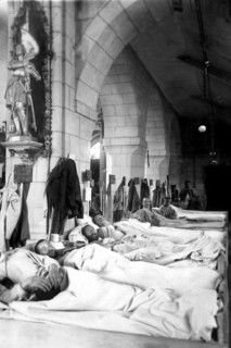 Soldats allemands blessés, dans la nef de l'église de Chavignon