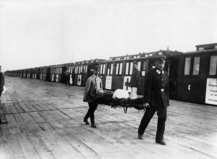 1.Weltkrieg: Deutscher Lazarettzug im Bahnhof von Lida (Weissrussland)