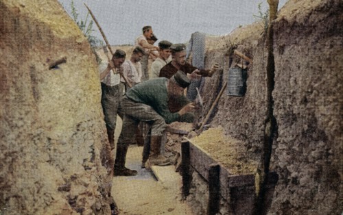 Soldats allemands construisant une tranchée sur le front de l'Ouest.