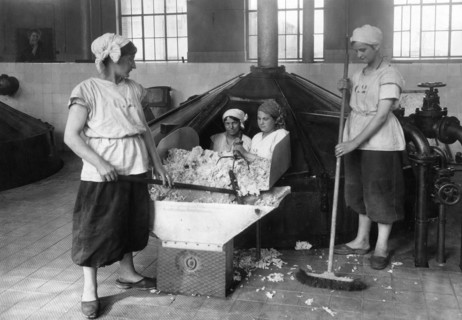 1. Weltkrieg Deutschland, Ruestungsproduktion: Mit Saeure getraenkte Baumwolle wird gewaschen