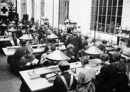 1. Weltkrieg, Ruestungsproduktion in Deutschland: Laden und Zusammensetzen von Zuendern