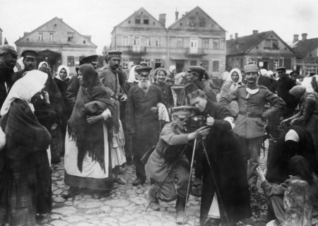 1. Weltkrieg, Ostfront: deutsche Rote-Kreuz-Schwester beim Fotografieren in Lida