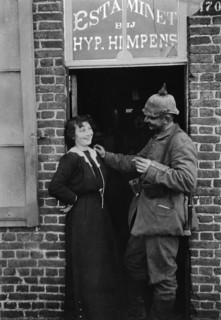 Soldat allemand en conversation avec une jeune femme