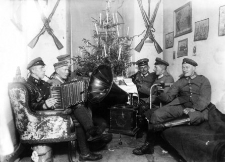 1. Weltkrieg, Ostfront: deutsche Soldaten in ihrem Quartier bei der Weihnachtsfeier