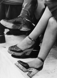 Femme portant des chaussures à plateforme
