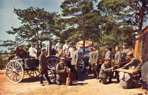 Cuisine roulante ravitaillant les soldats allemands en Champagne
