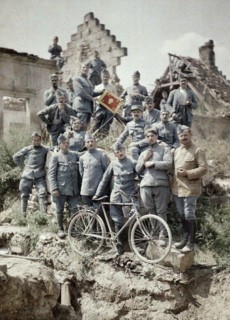 Officiers français sur les ruines du Chemin des Dames