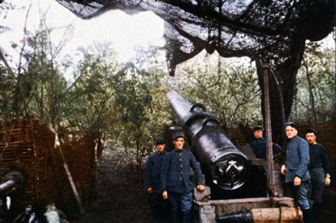 Soldats français devant un canon de la Marine