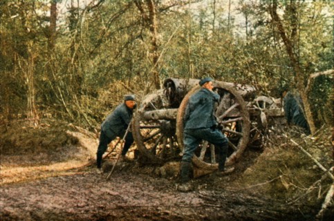 Première Guerre Mondiale. Septembre 1916.
Trois soldats français avec un obusier dans la forêt, à