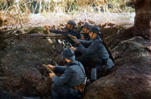 Première Guerre Mondiale. Septembre 1916.
Soldats français avec une mitrailleuse, à la bataille de