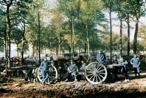 Première Guerre Mondiale. Septembre 1916.
Soldats français avec un canon de 75, lors de la