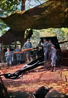 Première Guerre Mondiale. Septembre 1916.
Batterie de canons français camouflés, lors de la