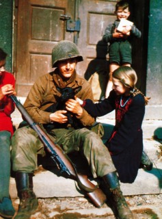 Normandie : soldat américain avec des enfants
