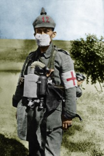 Ypern Ypres Beginn des Gaskriegs bei den Kaempfen um Ypern: Deutscher Sanitaeter mit Gesichtsmaske und Sauerstoffapparat zur Hilfeleistung fuer Betaeubte Digitale Kolorierung. Original: Bildnummer 000...
