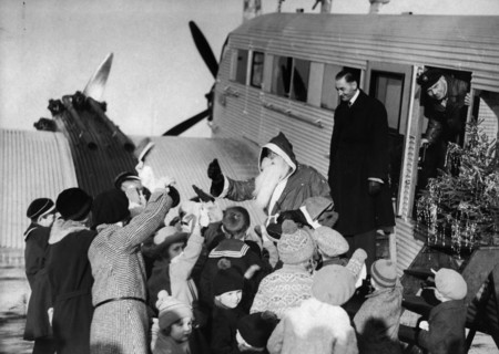 Weihnachten - Kinder mit Weihnachtsmann vor einer Ju 52