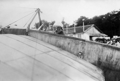 Frankreich - Ile de France - Issy-les-Moulineaux Der französische Pilot Oudemars vor seinem Wettflug gegen den Piloten Roland Garros 
- Aufnahme: M. Rol
- 09.06.1913


Originalaufnahme im Archiv ...